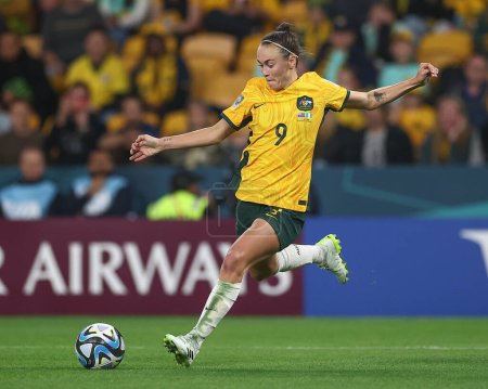Téléchargez les photos : Caitlin Foord # 9 de Australie rompt avec le ballon lors du match du Groupe B de la Coupe du Monde Féminine 2023 Australie Femmes vs Nigéria Femmes au Suncorp Stadium, Brisbane, Australie, 27 juillet 2023 - en image libre de droit