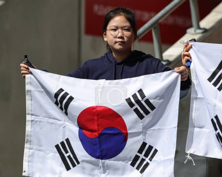 Téléchargez les photos : Les fans de Tottenham tiennent des drapeaux sud-coréens pour Son Heung-min Tottenham Hotspur lors du match de Premier League Brentford vs Tottenham Hotspur au Brentford Community Stadium, Londres, Royaume-Uni, 13 août 2023 - en image libre de droit