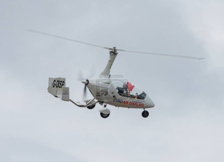 Téléchargez les photos : Peter Davis passe à basse altitude tout en saluant la foule avec son Autogyro, lors du Rhyl Air Show 2023 au Rhyl Seafront, Rhyl, Royaume-Uni, le 27 août 2023 - en image libre de droit