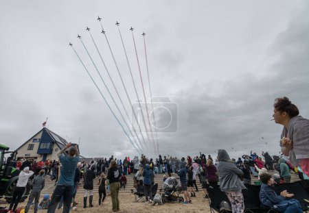 Foto de Royal Air Force Equipo acrobático Las Flechas Rojas llegan al recinto ferial, durante el Rhyl Air Show 2023 en Rhyl Seafront, Rhyl, Reino Unido, 27 de agosto de 2023 - Imagen libre de derechos