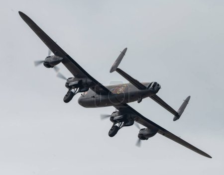 Téléchargez les photos : Vols commémoratifs de la bataille d'Angleterre Le bombardier Lancaster PA474 effectue une passe sale avec ses équipements d'atterrissage baissés lors de son exposition, lors du Rhyl Air Show 2023 à Rhyl Seafront, Rhyl, Royaume-Uni, le 27 août 2023 - en image libre de droit