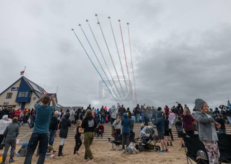 Téléchargez les photos : Royal Air Force Aerobatic Team Les Flèches Rouges arrivent sur le terrain d'exposition, lors du Rhyl Air Show 2023 à Rhyl Seafront, Rhyl, Royaume-Uni, le 27 août 2023 - en image libre de droit