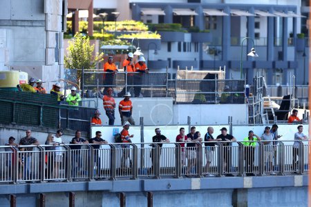 Téléchargez les photos : Des membres du public vus avant le survol de la ville de Brisbane, Brisbane, Australie, le 1er septembre 2023 - en image libre de droit