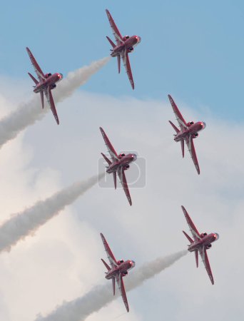 Téléchargez les photos : Red Arrows présente son spectacle lors du spectacle aérien de la bataille d'Angleterre de Duxford à IWM Duxford, Duxford, Royaume-Uni, 17 septembre 2023 - en image libre de droit