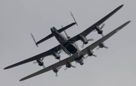 Téléchargez les photos : Boeing B-17G Flying Fortress Sally B vole dans une formation rare avec les vols commémoratifs de la bataille d'Angleterre Avro Lancaster, spectacle aérien de la bataille d'Angleterre de Duxford à l'IWM Duxford, Duxford, Royaume-Uni, 17 septembre 2023 - en image libre de droit