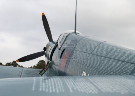 Téléchargez les photos : Spitfire PL983 L mieux connu alors que le Spitfire du NHS attend avant le spectacle, Duxford Battle of Britain Air Show à IWM Duxford, Duxford, Royaume-Uni, 17 septembre 2023 - en image libre de droit