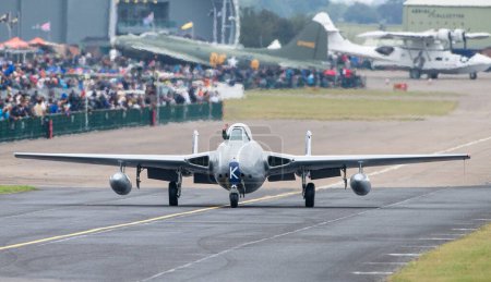 Téléchargez les photos : L'escadron historique norvégien Vampire FB.52 devant son exposition, Duxford Battle of Britain Air Show à l'IWM Duxford, Duxford, Royaume-Uni, 17 septembre 2023 - en image libre de droit