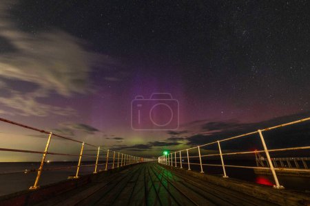 Téléchargez les photos : Aurora Borealis également connue sous le nom de aurores boréales éblouit le littoral du Yorkshire du Nord à Whitby Harbour, Whitby, Royaume-Uni, 18 septembre 2023 - en image libre de droit
