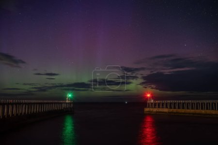 Téléchargez les photos : Aurora Borealis également connue sous le nom de aurores boréales éblouit le littoral du Yorkshire du Nord à Whitby Harbour, Whitby, Royaume-Uni, 18 septembre 2023 - en image libre de droit