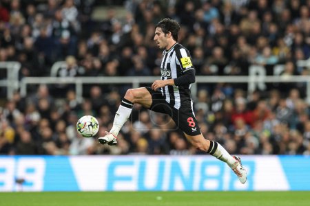 Photo for Sandro Tonali #8 of Newcastle United controls the ball during the Carabao Cup Third Round match Newcastle United vs Manchester City at St. James's Park, Newcastle, United Kingdom, 27th September 202 - Royalty Free Image
