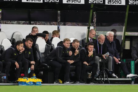 Téléchargez les photos : Eddie Howe manager de Newcastle United est assis sur le banc lors du troisième tour de la Carabao Cup Newcastle United vs Manchester City à St. James's Park, Newcastle, Royaume-Uni, le 27 septembre 202 - en image libre de droit