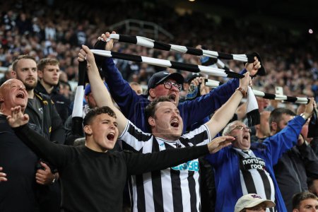 Téléchargez les photos : Les fans de Newcastle applaudissent leur équipe alors qu'ils gagnent 1-0 lors du match du troisième tour de la Coupe Carabao Newcastle United vs Manchester City à St. James's Park, Newcastle, Royaume-Uni, le 27 septembre 202 - en image libre de droit
