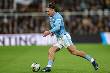 Photo for Jack Grealish #10 of Manchester City breaks with the ball during the Carabao Cup Third Round match Newcastle United vs Manchester City at St. James's Park, Newcastle, United Kingdom, 27th September 202 - Royalty Free Image