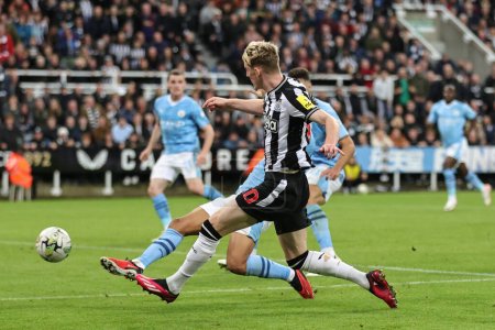 Photo for Anthony Gordon #10 of Newcastle United shoots on goal saved by Stefan Ortega #18 of Manchester City during the Carabao Cup Third Round match Newcastle United vs Manchester City at St. James's Park, Newcastle, United Kingdom, 27th September 202 - Royalty Free Image