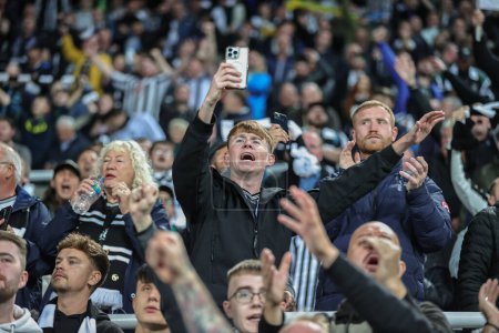 Téléchargez les photos : Les fans de Newcastle applaudissent leur équipe alors qu'ils gagnent 1-0 lors du match du troisième tour de la Coupe Carabao Newcastle United vs Manchester City à St. James's Park, Newcastle, Royaume-Uni, le 27 septembre 202 - en image libre de droit