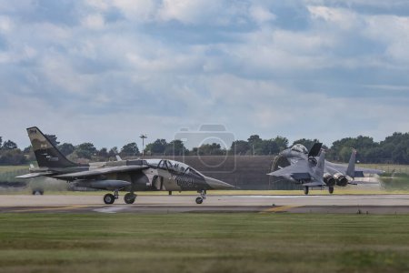Téléchargez les photos : Un McDonnell Douglas F-15 Eagle de l'USAF débarque à la RAF Lakenheath devant un Alpha Jet, Lakenheath, Royaume-Uni, le 3 octobre 202 - en image libre de droit