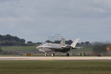 Téléchargez les photos : A USAF Lockheed Martin F-35 Lightning II débarque RAF Lakenheath, Lakenheath, Royaume-Uni, 3 octobre 202 - en image libre de droit