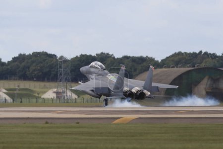 Téléchargez les photos : Un McDonnell Douglas F-15 Eagle de l'USAF atterrit à la RAF Lakenheath, Lakenheath, Royaume-Uni, 3 octobre 202 - en image libre de droit