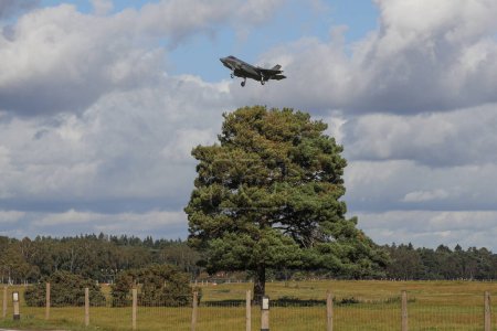 Téléchargez les photos : Un Lockheed Martin F-35 Lightning II de l'USAF se prépare à atterrir à la RAF Lakenheath, Lakenheath, Royaume-Uni, 3 octobre 202 - en image libre de droit
