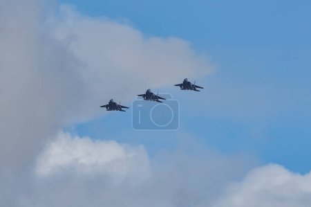 Foto de Un trío de McDonnell Douglas F-15 Eagle en formación de vuelo cercano en la RAF Lakenheath, Lakenheath, Reino Unido, 3 de octubre 202 - Imagen libre de derechos