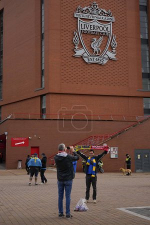 Téléchargez les photos : Les fans de l'Union Saint-Gilloise posent pour une photo sous la crête de Liverpool avant le match de l'UEFA Europa League Liverpool vs Union Saint-Gilloise à Anfield, Liverpool, Royaume-Uni, le 5 octobre 202 - en image libre de droit