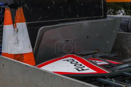 Téléchargez les photos : Une route est bloquée pour empêcher les gens d'entrer sur Barnsdale Road à Leeds après l'éclatement de la rivière Aire, c'est alors que la tempête Babet frappe le Royaume-Uni à Allerton Bywater, Allerton Bywater, Royaume-Uni, 20 octobre 202 - en image libre de droit