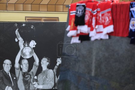 Téléchargez les photos : Photo de la victoire de la Coupe d'Europe 1968 en hommage au regretté Sir Bobby Charlton devant Old Trafford, Manchester, Royaume-Uni, 23 octobre 2023 - en image libre de droit