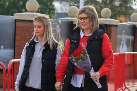 Photo for United fans come to lay flowers in tribute to the late Sir Bobby Charlton outside of Old Trafford, Manchester, United Kingdom, 23rd October 2023 - Royalty Free Image