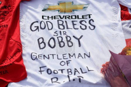 Téléchargez les photos : Hommage écrit à feu Sir Bobby Charlton devant Old Trafford, Manchester, Royaume-Uni, 23 octobre 2023 - en image libre de droit