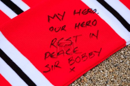 Téléchargez les photos : Hommage écrit à feu Sir Bobby Charlton devant Old Trafford, Manchester, Royaume-Uni, 23 octobre 2023 - en image libre de droit