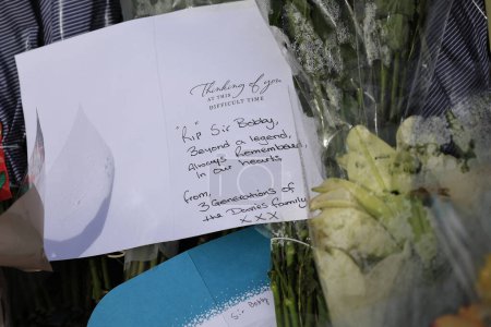 Foto de Un mensaje escrito en homenaje al fallecido Sir Bobby Charlton fuera de Old Trafford, Manchester, Reino Unido, 23 de octubre de 2023 - Imagen libre de derechos