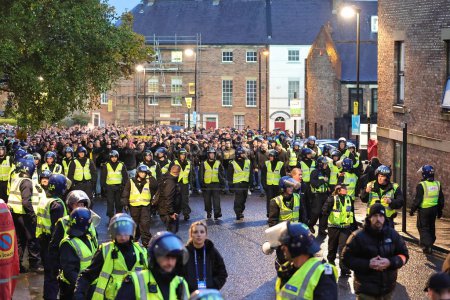 Téléchargez les photos : Les fans de Borussia Dortmund arrivent entourés par la police anti-émeute le match de l'UEFA Champions League Newcastle United vs Borussia Dortmund à St. James's Park, Newcastle, Royaume-Uni, le 25 octobre 2023 - en image libre de droit