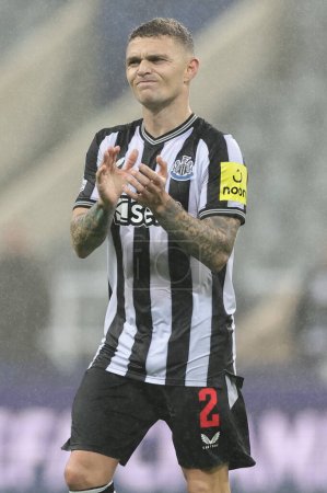 Photo for Kieran Trippier #2 of Newcastle United applauds the home fans after Newcastle lose 0-1 during the UEFA Champions League match Newcastle United vs Borussia Dortmund at St. James's Park, Newcastle, United Kingdom, 25th October 2023 - Royalty Free Image