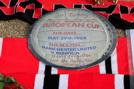Téléchargez les photos : Message écrit en hommage au regretté Sir Bobby Charlton devant Old Trafford, Manchester, Royaume-Uni, 23 octobre 2023 - en image libre de droit