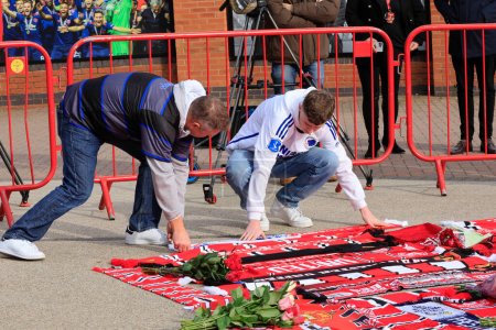 Téléchargez les photos : Les fans du FC Copenhague déposent un foulard en hommage au regretté Sir Bobby Charlton devant Old Trafford, Manchester, Royaume-Uni, le 23 octobre 2023 - en image libre de droit