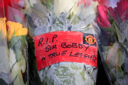 Foto de Homenaje escrito al fallecido Sir Bobby Charlton fuera de Old Trafford, Manchester, Reino Unido, 23 de octubre de 2023 - Imagen libre de derechos