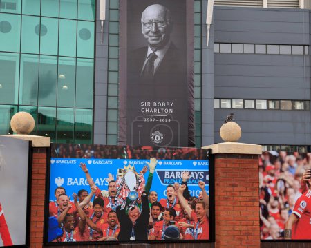Foto de Antigua fachada de Trafford en homenaje al fallecido Sir Bobby Charlton fuera de Old Trafford, Manchester, Reino Unido, 23 de octubre de 2023 - Imagen libre de derechos