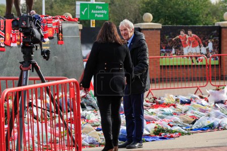 Téléchargez les photos : Paddy Crerand assiste à l'hommage rendu à feu Sir Bobby Charlton devant Old Trafford, Manchester, Royaume-Uni, le 23 octobre 2023 - en image libre de droit