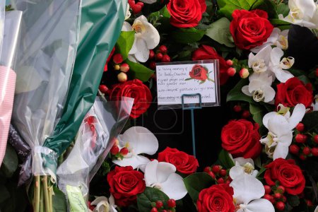Téléchargez les photos : Une couronne déposée par le club en hommage au regretté Sir Bobby Charlton devant Old Trafford, Manchester, Royaume-Uni, 23 octobre 2023 - en image libre de droit