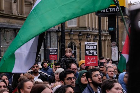 Foto de La gente toma las calles de Newcastle como parte de la Campaña de Solidaridad Palestina Marcha en Newcastle City Centre, Newcastle, Reino Unido, 28 de octubre de 2023 - Imagen libre de derechos