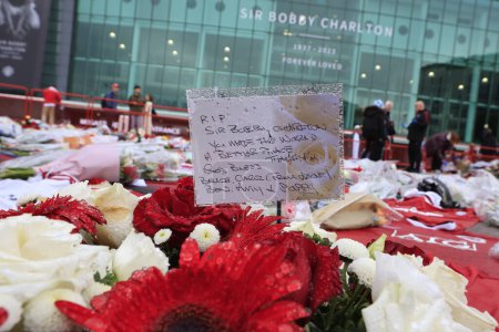 Téléchargez les photos : Hommages à feu Sir Bobby Charlton devant Old Trafford, Manchester, Royaume-Uni, 30 octobre 2023 - en image libre de droit