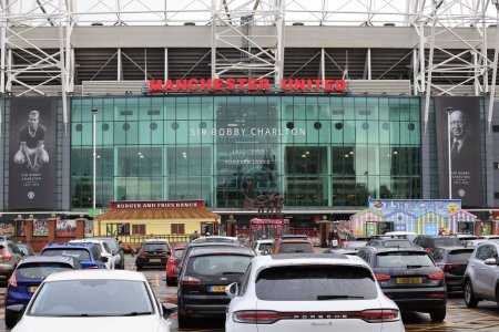 Téléchargez les photos : Hommages à feu Sir Bobby Charlton devant Old Trafford, Manchester, Royaume-Uni, 30 octobre 2023 - en image libre de droit