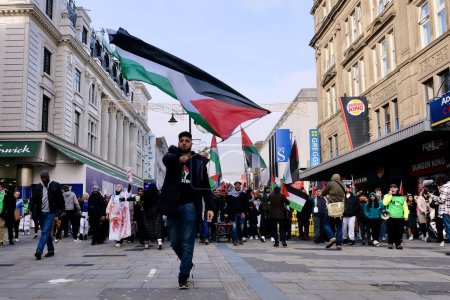 Téléchargez les photos : Les gens descendent dans les rues de Newcastle dans le cadre de la marche de solidarité palestinienne du centre civique au monument gris au centre-ville de Newcastle, Newcastle, Royaume-Uni, 4 novembre 2023 - en image libre de droit
