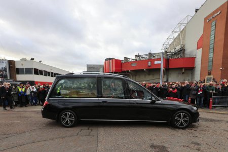 Téléchargez les photos : Procession funèbre Bobby Charltons à Old Trafford, Manchester, Royaume-Uni, 13 novembre 2023 - en image libre de droit