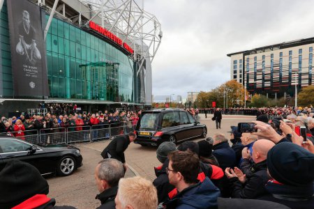 Téléchargez les photos : Procession funèbre Bobby Charltons à Old Trafford, Manchester, Royaume-Uni, 13 novembre 2023 - en image libre de droit