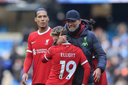 Photo for Liverpool manager Jurgen Klopp and Harvey Elliott #19 of Liverpool at the end of the Premier League match Manchester City vs Liverpool at Etihad Stadium, Manchester, United Kingdom, 25th November 2023 - Royalty Free Image