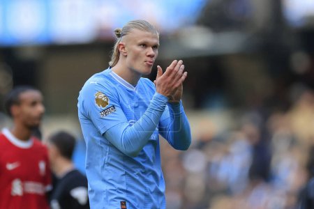 Photo for Erling Haaland #9 of Manchester City applauds the fans at the end of the Premier League match Manchester City vs Liverpool at Etihad Stadium, Manchester, United Kingdom, 25th November 2023 - Royalty Free Image