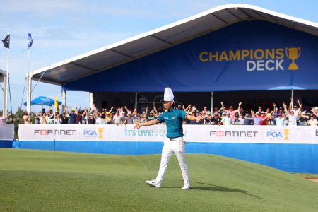 Foto de Min Woo Lee de Australia lleva un sombrero de chef y reacciona durante el Campeonato Fortinet de la PGA Australiana en el Royal Queensland Golf Club, Brisbane, Australia, 26 de noviembre de 2023 - Imagen libre de derechos