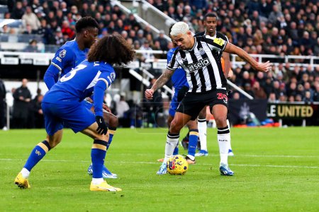 Téléchargez les photos : Bruno Guimares # 39 de Newcastle United défend la possession lors du match de Premier League Newcastle United vs Chelsea à St. James's Park, Newcastle, Royaume-Uni, le 25 novembre 2023 - en image libre de droit