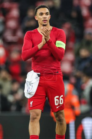 Téléchargez les photos : Trent Alexander-Arnold # 66 de Liverpool applaudit les fans à la fin du match UEFA Europa League Group E Liverpool vs LASK à Anfield, Liverpool, Royaume-Uni, le 30 novembre 2023 - en image libre de droit